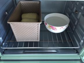 放入烤箱二次发酵1个小时，放一碗热水，不要看我的发酵时间，具体看面团发酵情况