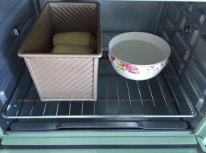 放入烤箱二次发酵1个小时，放一碗热水，不要看我的发酵时间，具体看面团发酵情况