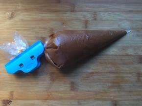 将蛋糕糊放入裱花袋，放入冰箱冷藏一个小时