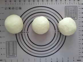 拿出排气，分成均等的3等份，盖上保鲜膜静置15分钟