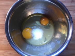 将鸡蛋和白砂糖混合搅拌均匀