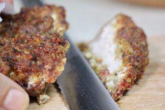 7. 切猪排： 很重要一步。用锯齿刀斜切猪排，趁热铺于咖喱饭上。  