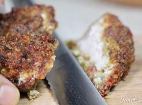 7. 切猪排： 很重要一步。用锯齿刀斜切猪排，趁热铺于咖喱饭上。  