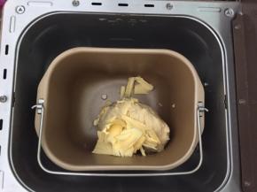 揉至扩展阶段，放入软化好的黄油，再次和面30分钟，好的面包机和厨师机就不用和面这么长时间