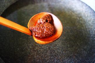 锅中加入水烧开，将叻沙面的汤底料倒入沸水中。