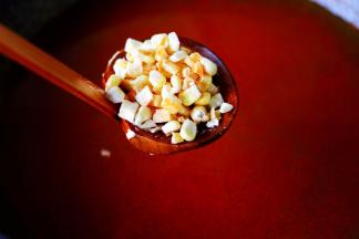 锅中继续加入玉米粒