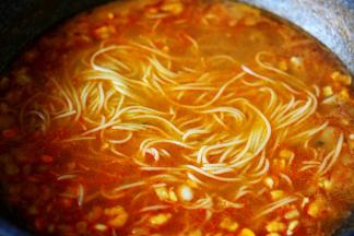 看见面条全部泡浮在水面上即可关火