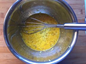 加入柠檬皮屑搅拌均匀，柠檬提前用盐清洗干净