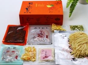 打开包装，把里面的食材准备好