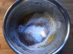 筛入低粉，泡打粉，可可粉，搅拌均匀