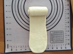 再次擀成长方形，从上向下卷起