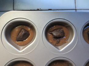 冷藏好后挤入学厨模具中，挤一半，然后放上德芙黑巧克力，再挤入面糊