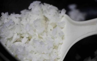 8. 盛热饭和咖喱土豆，趁热切猪排。