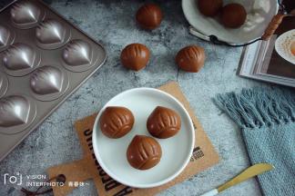 出炉趁热脱模，放在烤网上晾凉