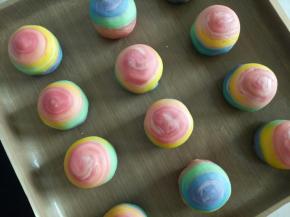 收口慢慢往上推，捏紧，稍微整理一下，依次包好所有