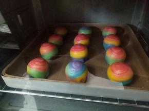 烤箱提前预热160度，将包好的彩虹蛋黄酥放入烤箱中下层，上下火160度烤40分钟左右，中途可以加盖锡纸，防止上色