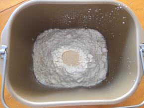 将黄油以上全部材料放入面包机中，和面20分钟