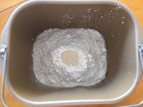将黄油以上全部材料放入面包机中，和面20分钟