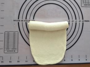 擀成长方形，从上向下卷起