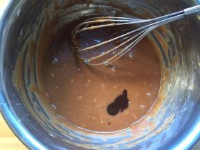 最后加入巧克力酱，搅拌均匀（要无面粉颗粒状态，我这里面是柠檬皮屑，不是没有搅拌好哦）