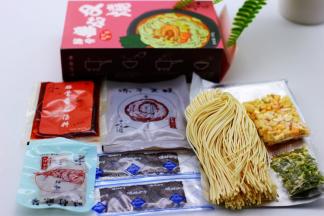 取出所有的食材和调料