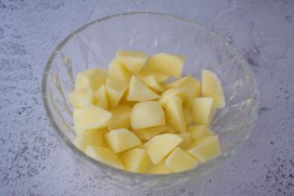 土豆去皮洗净滚刀切小块，大小随自己喜好。
