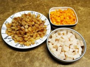 鱿鱼干、胡萝卜、鸡胸肉切丁