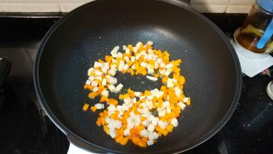 倒入鸡胸丁翻炒