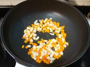 倒入鸡胸丁翻炒