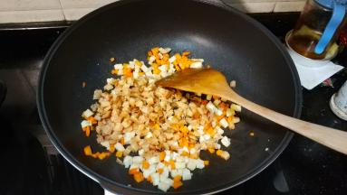 倒入鱿鱼丁翻炒均匀后盛出备用