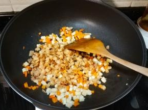 倒入鱿鱼丁翻炒均匀后盛出备用
