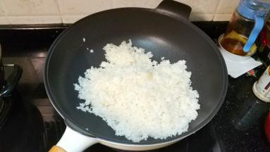 锅里热油，放入剩饭翻炒均匀