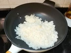 锅里热油，放入剩饭翻炒均匀