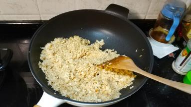 放入酱油打入鸡蛋2只继续翻炒均匀