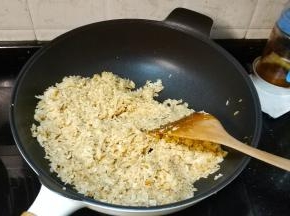 放入酱油打入鸡蛋2只继续翻炒均匀
