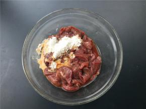 将猪肝切片并放入清水中浸泡一会儿，然后反复清洗几遍将猪肝残留的血水清洗后加入适量料酒、生抽、淀粉拌匀。