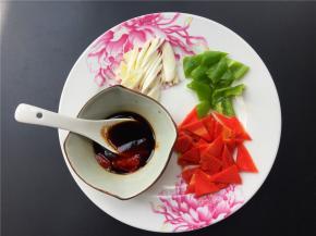 将胡萝卜切片、青椒切块、大葱切片。取碗加入一勺醋、一勺蚝油、一勺老抽、一勺番茄酱、一勺白糖拌匀备用。