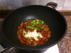 放入青椒和大葱翻炒20秒即可关火。