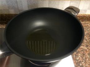 热锅倒油烧至八成热。