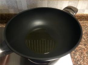 热锅倒油烧至八成热。
