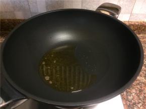 沥出猪肝，锅里留油。