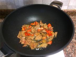 放入猪肝翻炒10秒。