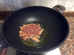 放入猪肝快速翻炒变色。