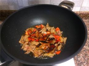 倒入调味汁翻炒20秒。