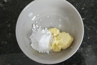 黄油放室温软化，加糖粉和盐。