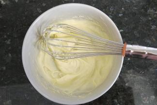 用手动打蛋器打发至黄油蓬松、颜色有点变浅。