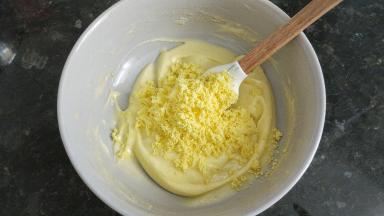 把蛋黄放在过筛网上，用手指或者勺子按压蛋黄，搅拌均匀。