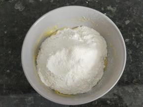 提前事先称好低粉和玉米淀粉，混合好，然后过筛到碗里。