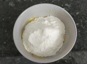 提前事先称好低粉和玉米淀粉，混合好，然后过筛到碗里。