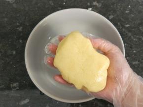 然后再用手按压或者揉面团，揉好的面团稍微有点干，不会过分的湿润，但是面团能够成团。
揉好的饼干面团放保鲜袋里密封好，放冰箱冷藏1个小时。